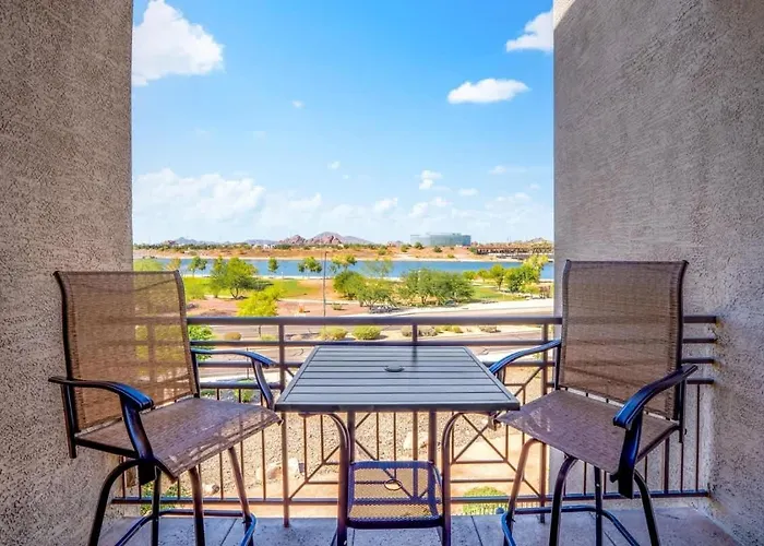 Lakefront Serenity Holiday home